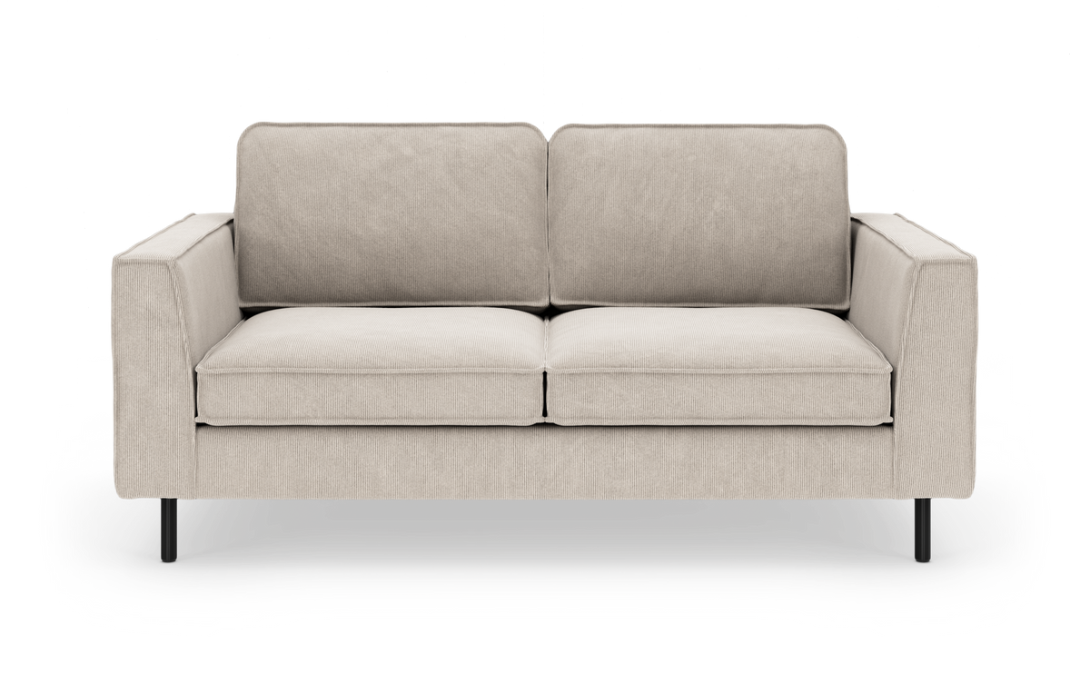 Beige to-personers sofa i moderne, minimalistisk design med lige armlæn og sorte metalben, frontvisning.