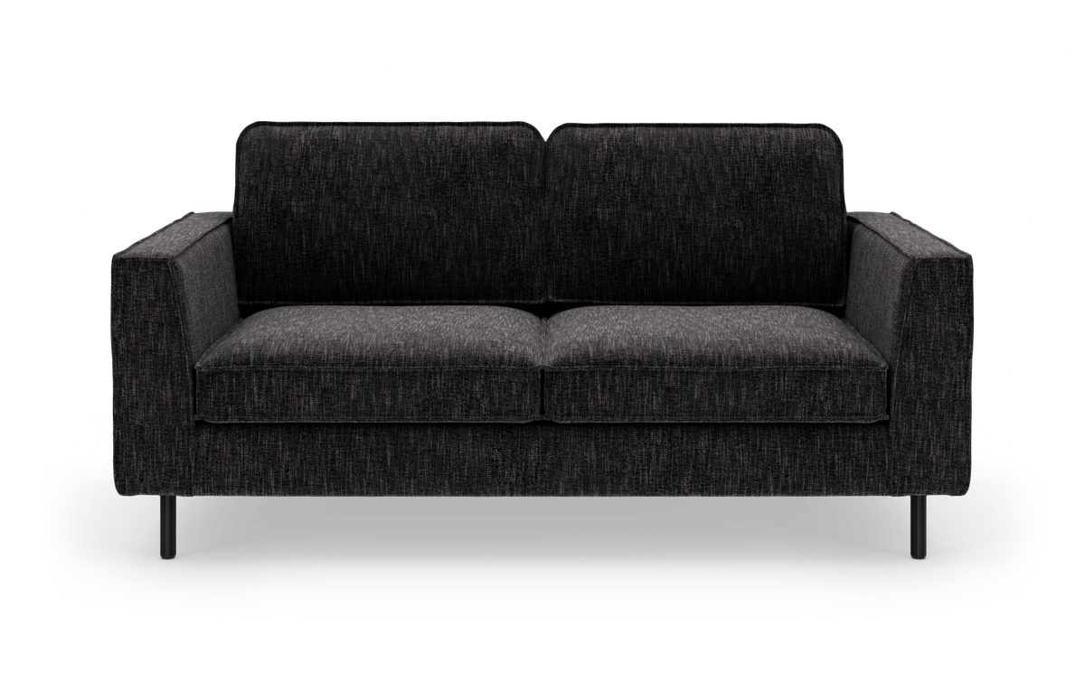 Sort to-personers sofa med lige armlæn og slanke ben, produktfoto set direkte forfra.