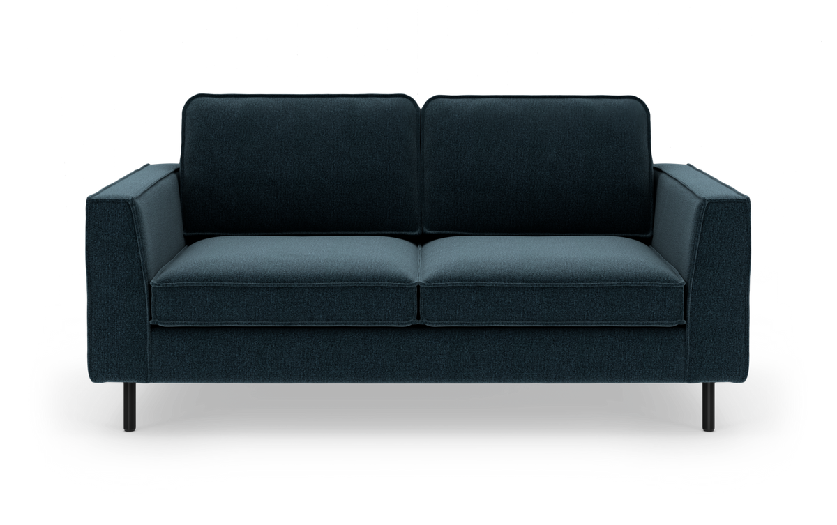 Mørkeblå moderne 2-personers sofa med rette armlæn, frilagt på hvid baggrund.