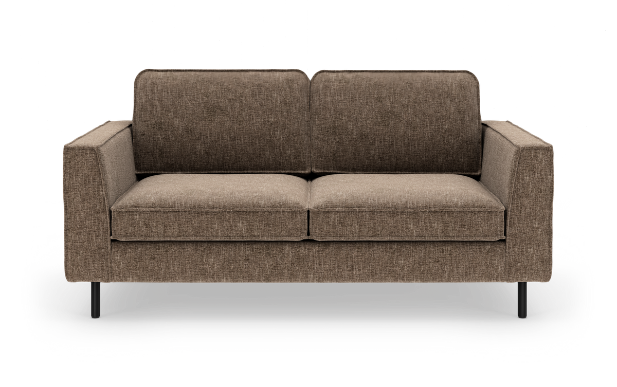 Brun 2-personers stofsofa med lige armlæn og sorte ben, frilagt på hvid baggrund.