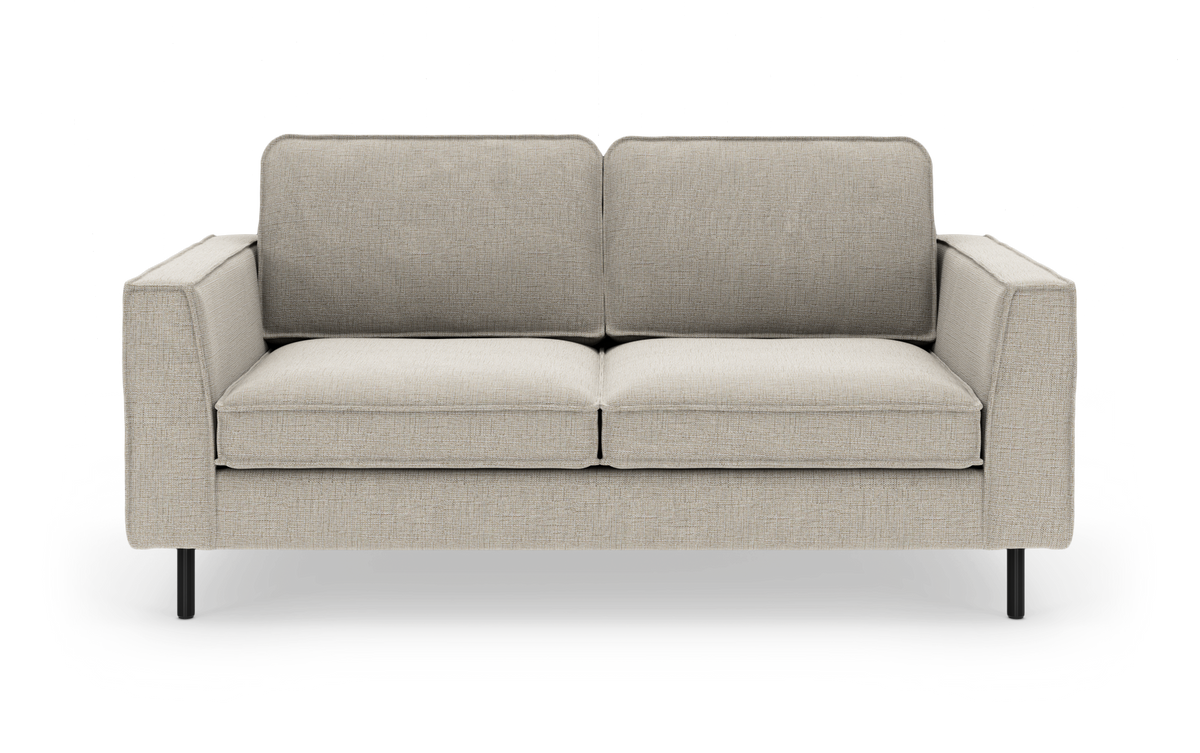 Beige 2-personers sofa med lige armlæn og sorte ben, frontvisning på hvid baggrund.