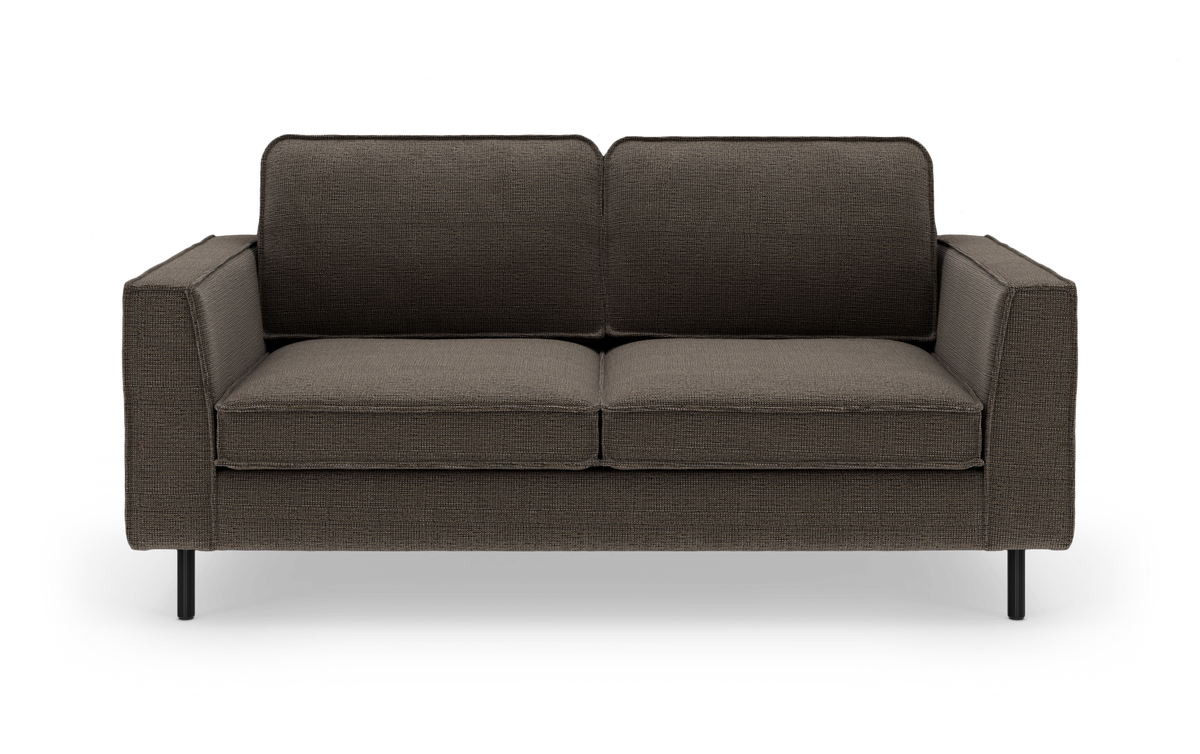 Mørkegrå 2-personers sofa med lige armlæn og sorte ben, set forfra.