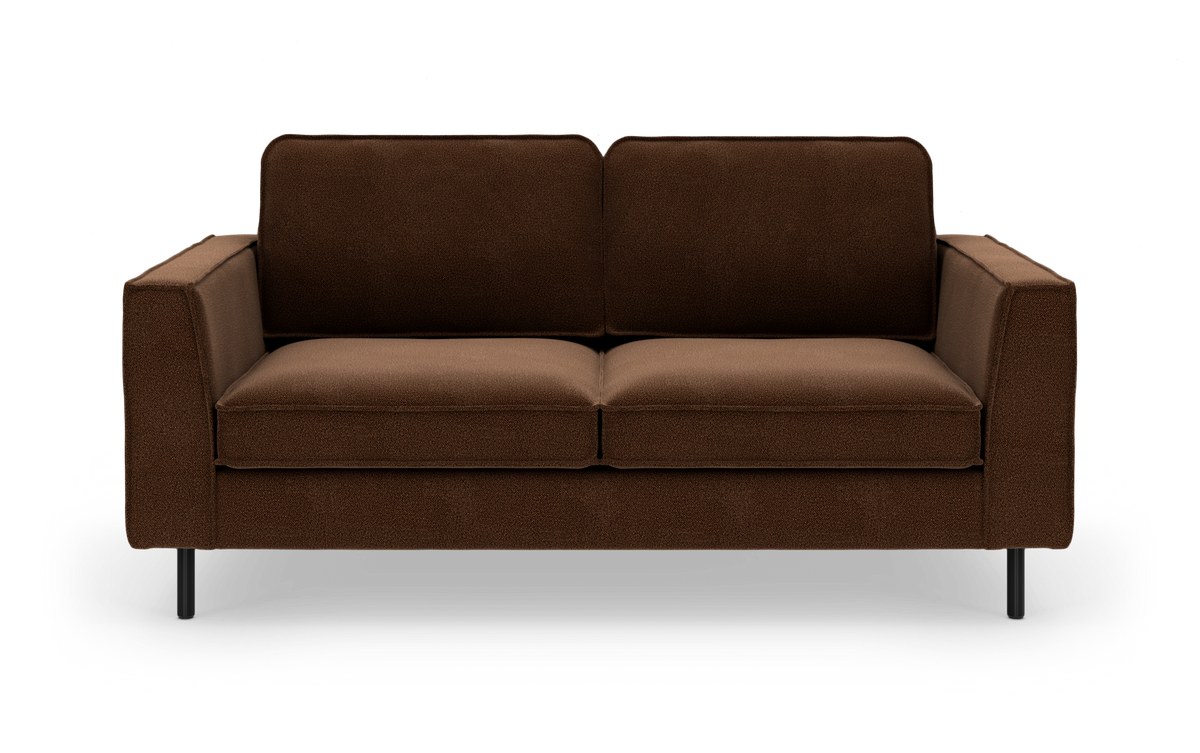 Brun 2-personers sofa med lige armlæn og slanke sorte ben, set forfra.
