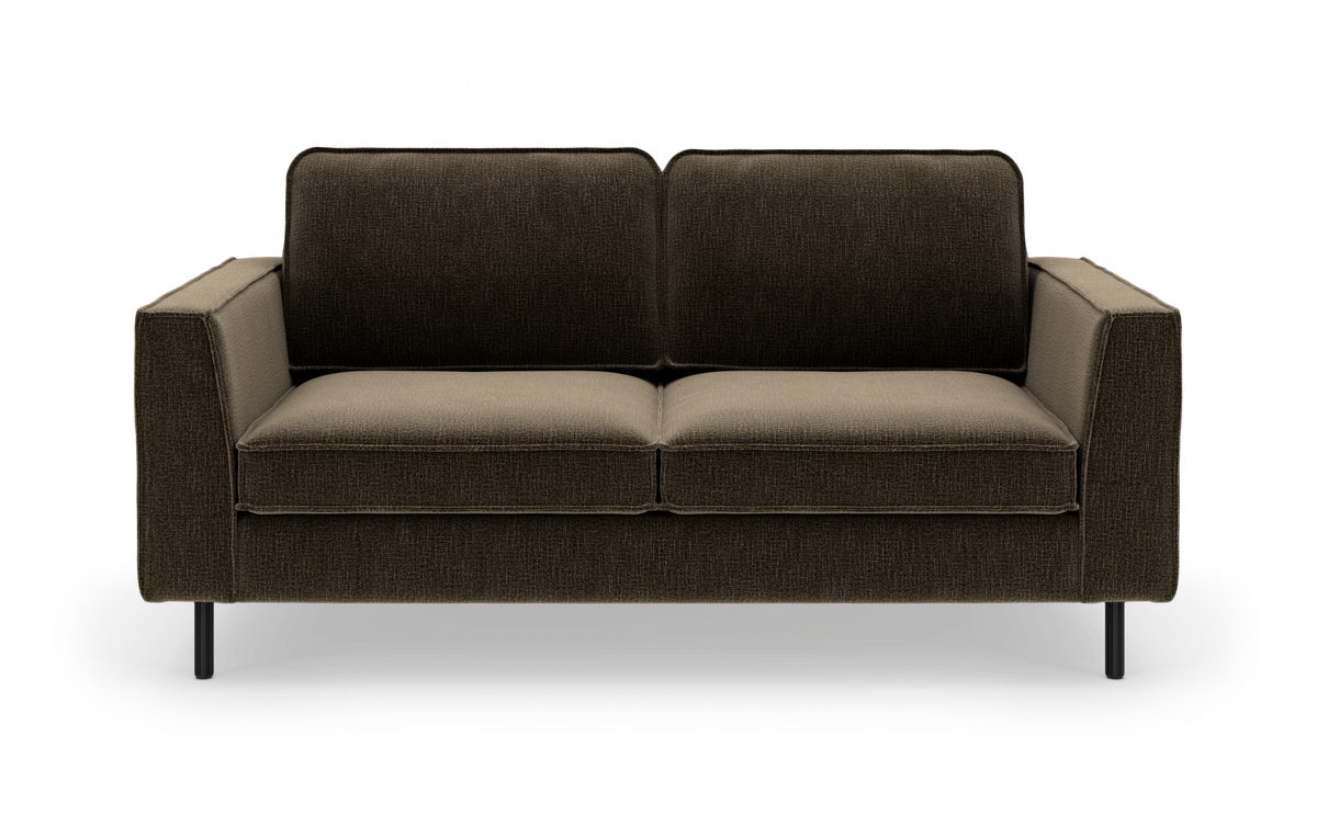 Mørkebrun 2-personers stofsofa med lige armlæn og slanke sorte ben, fritlagt på hvid baggrund.