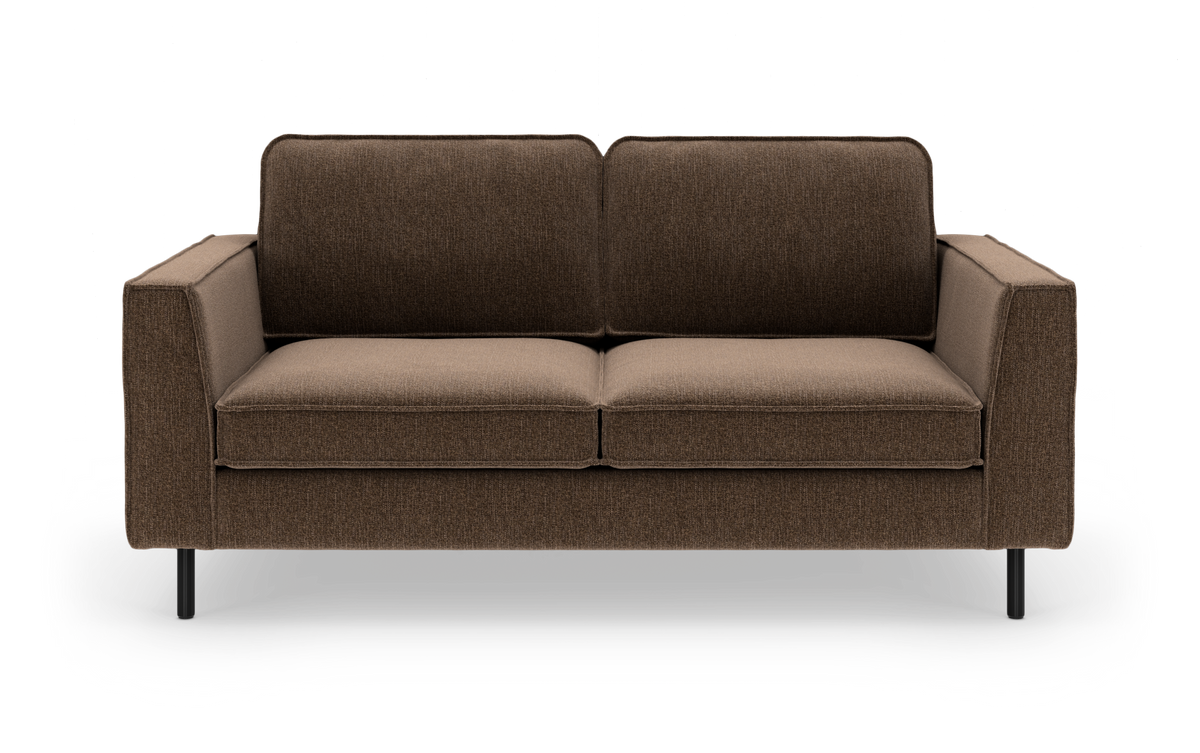 Brun tosædet sofa med lige armlæn og sorte metalben, fritstående mod hvid baggrund.