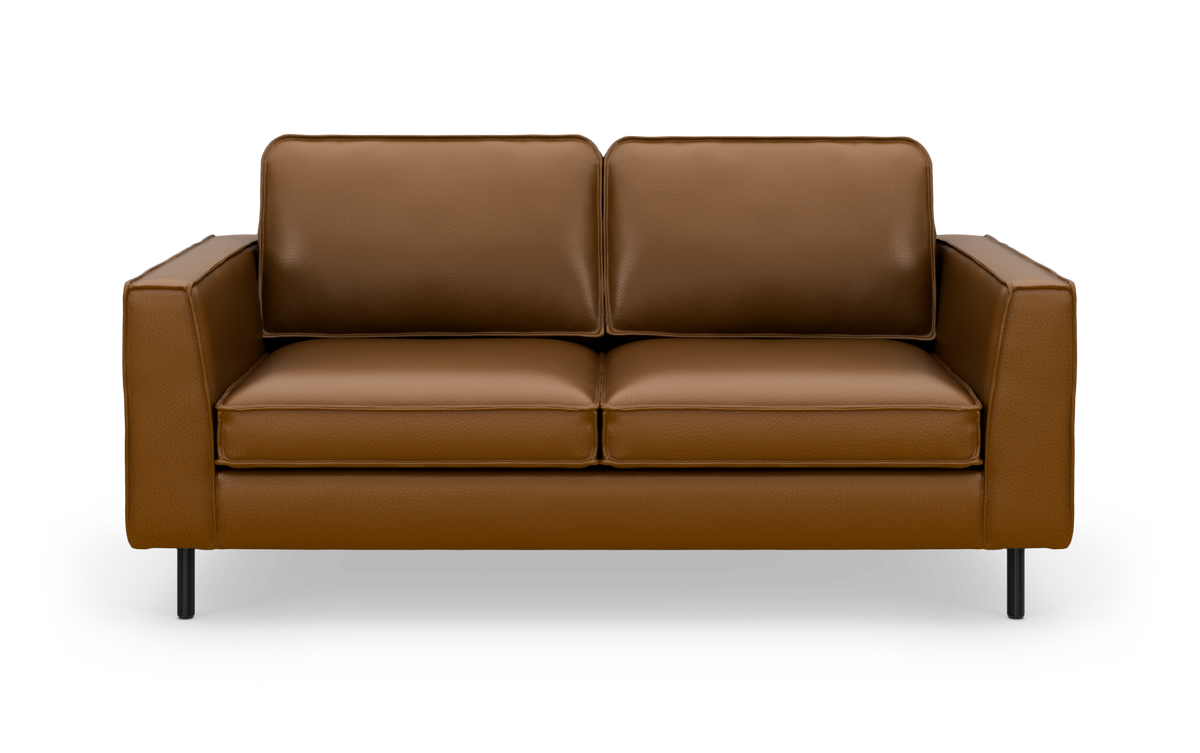 Brun lædersofa med to sædehynder og slanke sorte ben, frilagt på hvid baggrund.
