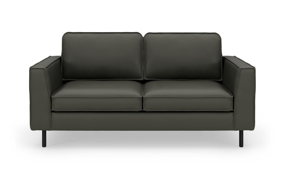 Mørkegrøn 2-personers sofa med lige armlæn og sorte ben, frilagt på hvid baggrund.