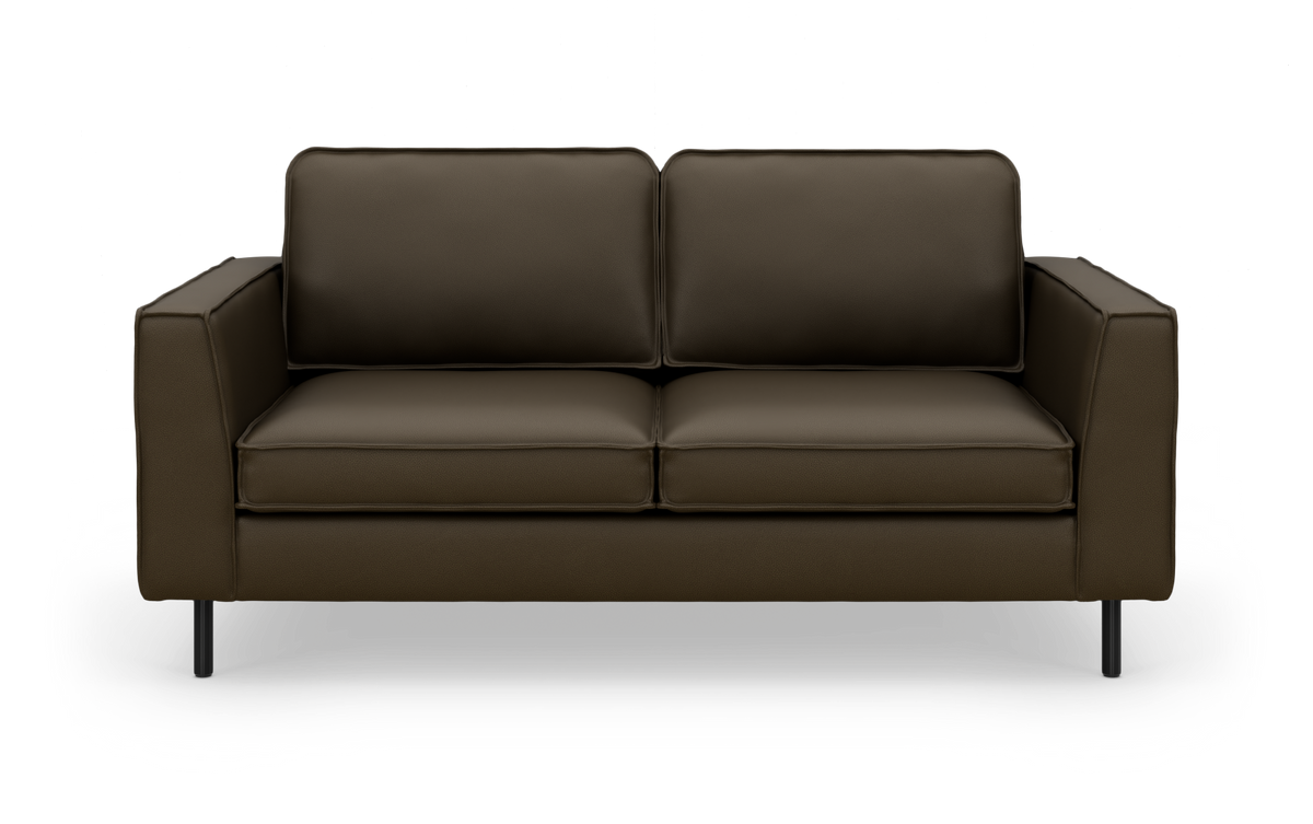 Brun to-personers lædersofa med lige armlæn og slanke sorte ben, set forfra.
