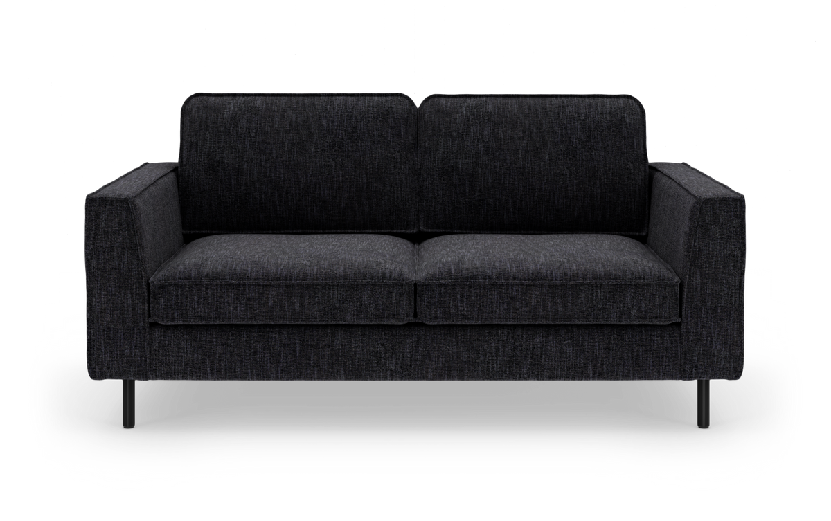 Mørkegrå stofsofa med lige armlæn og slanke sorte metalben, fritlagt på hvid baggrund.