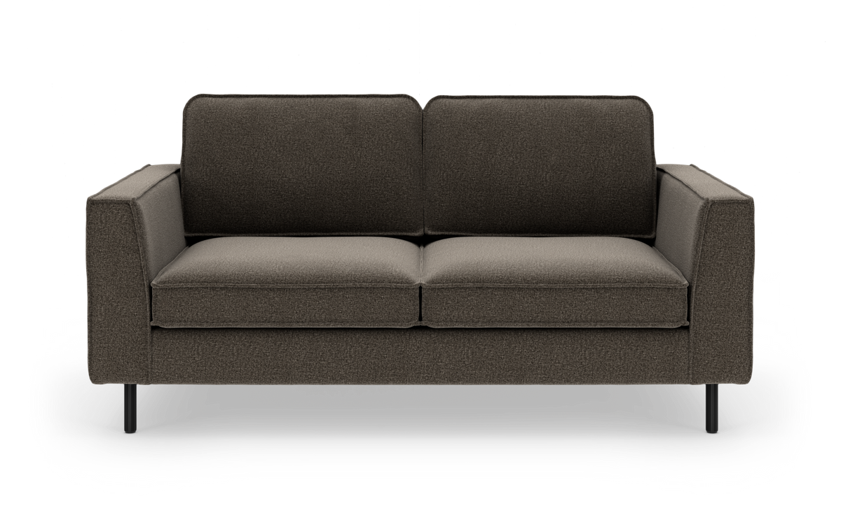 Tosæders sofa i mørkegrå/brun tekstil med lige armlæn og slanke sorte metalben, frontvisning, frilagt.