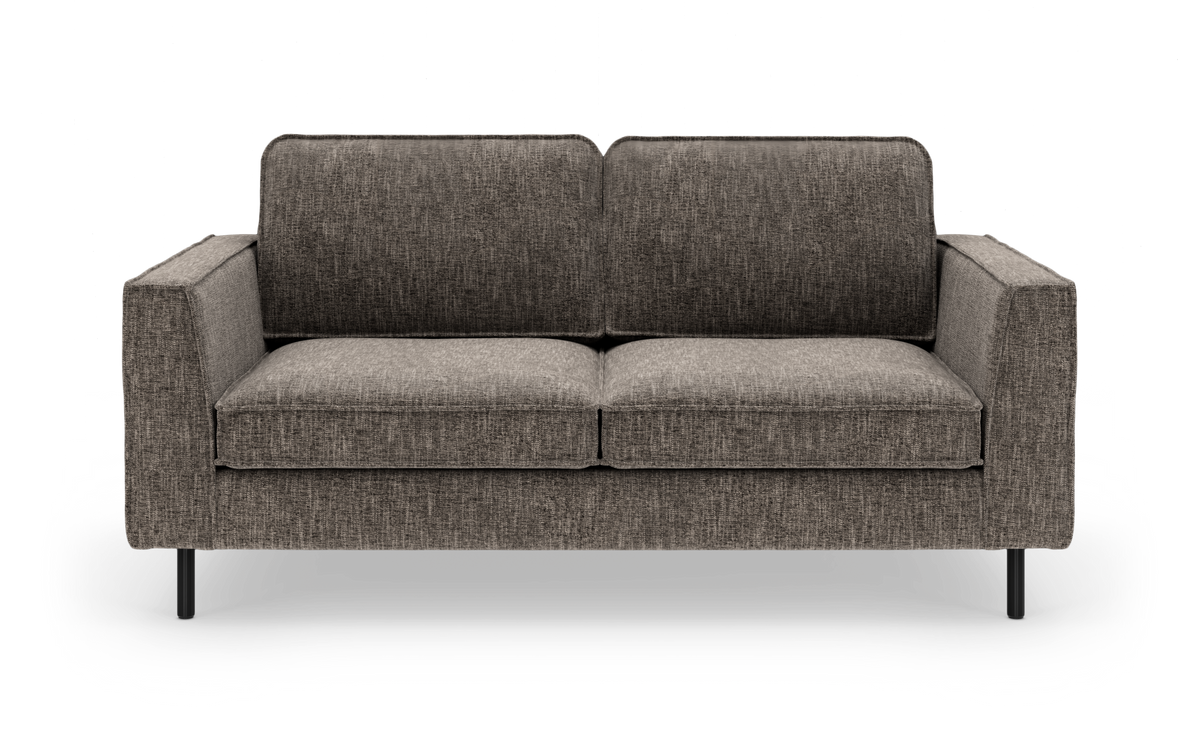 Grå todelt/to-personers sofa i stof med moderne, firkantet design og slanke sorte ben, frilagt på hvid baggrund.
