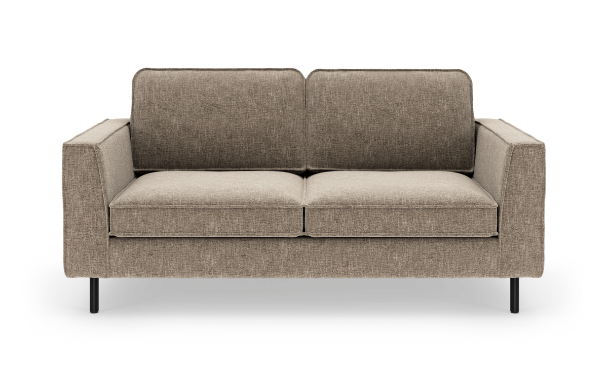 Beige 2-personers sofa med lige armlæn, to sæde- og ryghynder samt sorte ben, fritlagt på hvid baggrund.