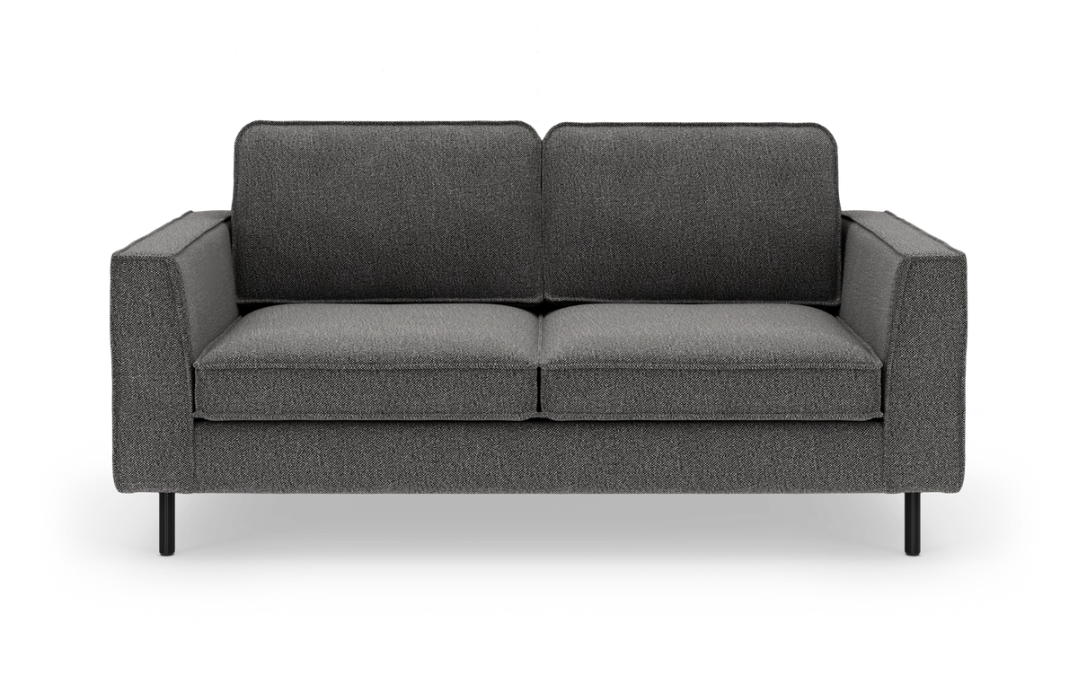 Mørkegrå 2-personers sofa med lige armlæn og slanke sorte ben, set forfra.