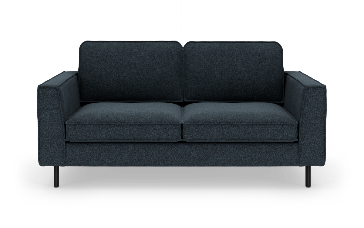Mørkeblå 2-personers sofa med lige armlæn og slanke sorte ben, frilagt på hvid baggrund.