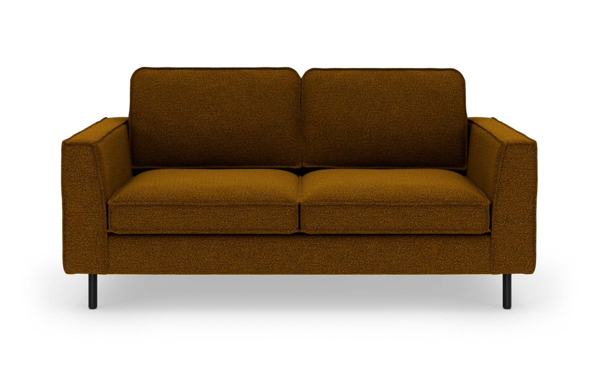 Moderne 2-personers sofa i brun bouclé/stof med sorte metalben, frilagt på hvid baggrund, set lige forfra.