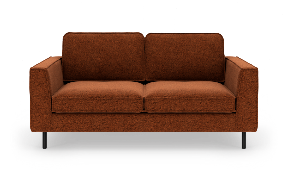 Brun 2-personers sofa i tekstil med lige armlæn og sorte metalben, frilagt på hvid baggrund.