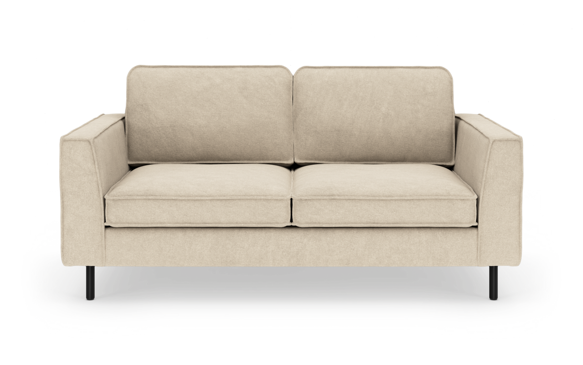 Beigefarvet 2-personers sofa med lige armlæn og sorte ben, frilagt på hvid baggrund.