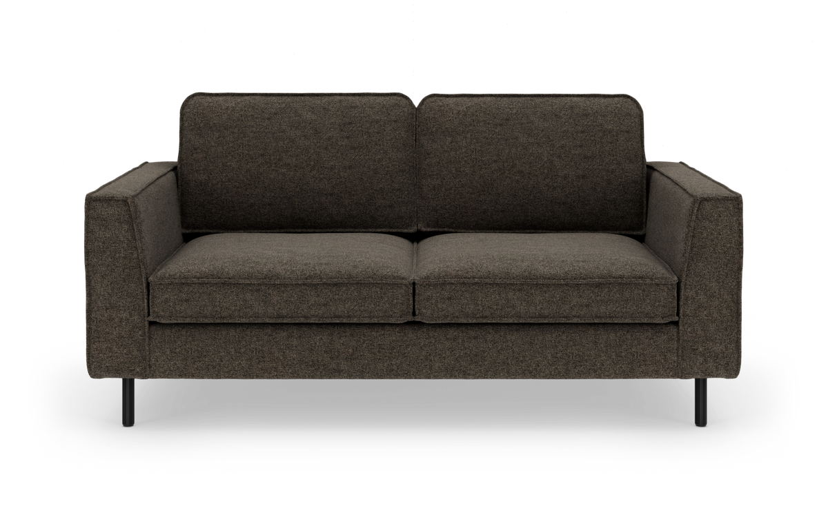Mørkegrå 2-personers sofa med lige armlæn og sorte metalben, frilagt på hvid baggrund.
