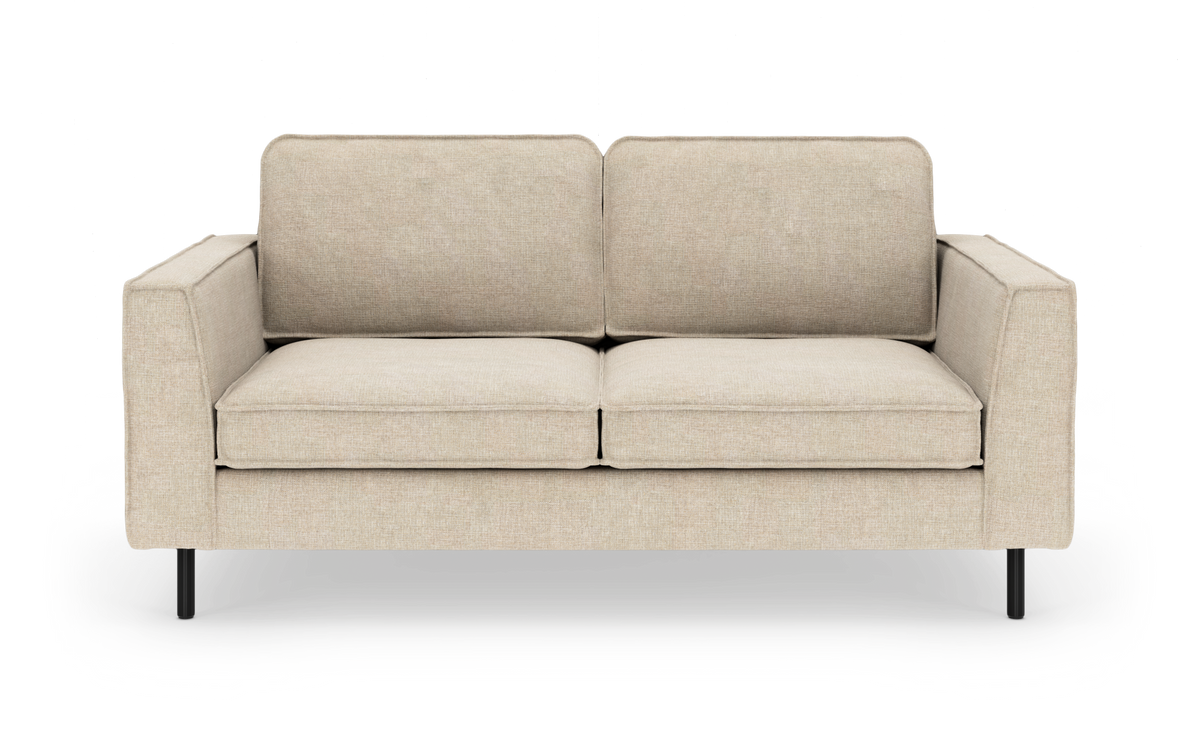 Beige 2-personers sofa med lige armlæn og sorte metalben, set forfra.