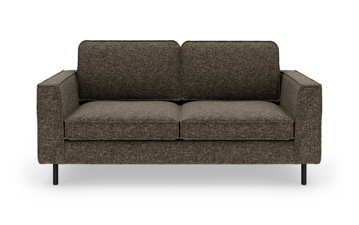 Mørkebrun 2-personers stofsofa med lige armlæn og sorte metalben, frilagt på hvid baggrund.