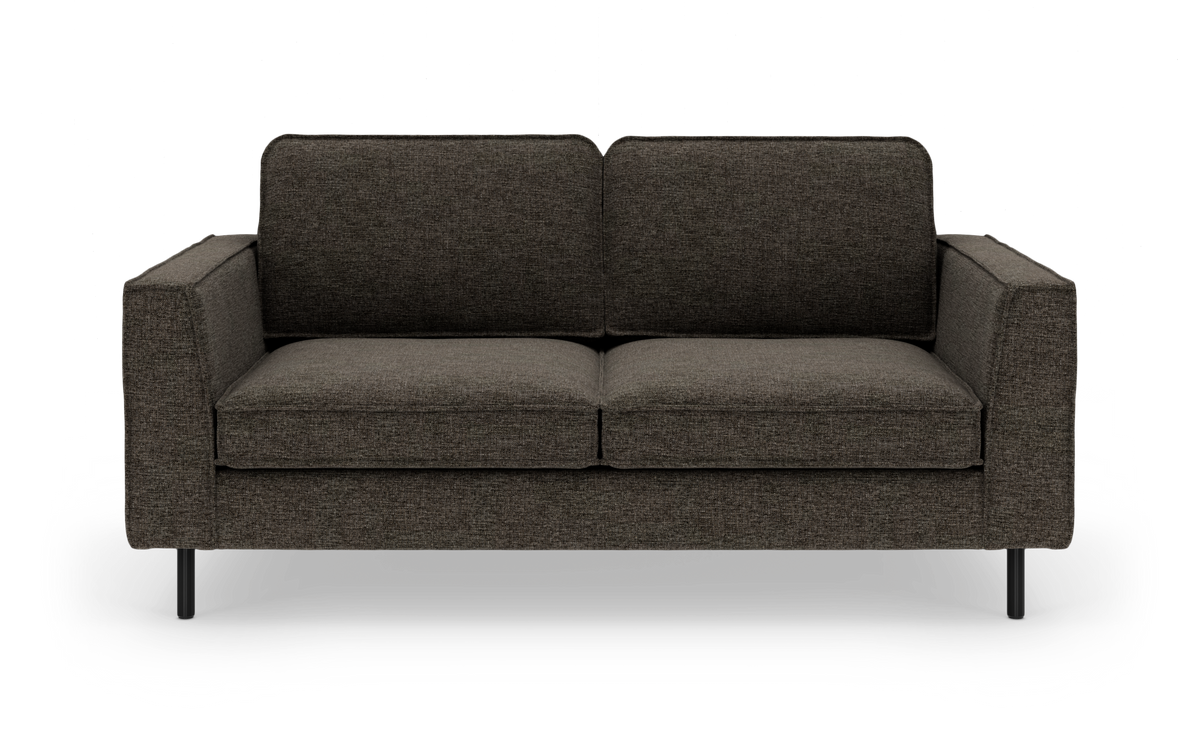 Mørkegrå 2-personers sofa i stof med rette armlæn og slanke sorte ben, set forfra.