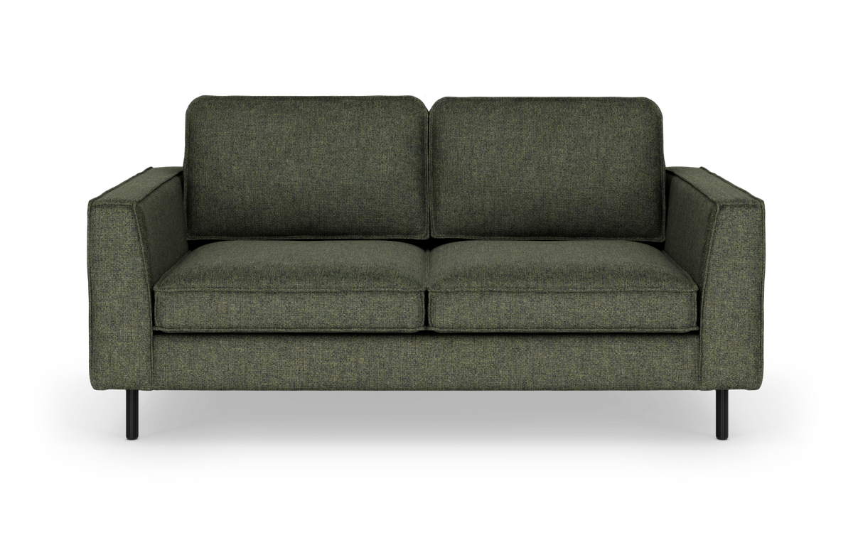 Mørkegrøn 2-personers sofa med lige armlæn og slanke sorte ben, frilagt på hvid baggrund.