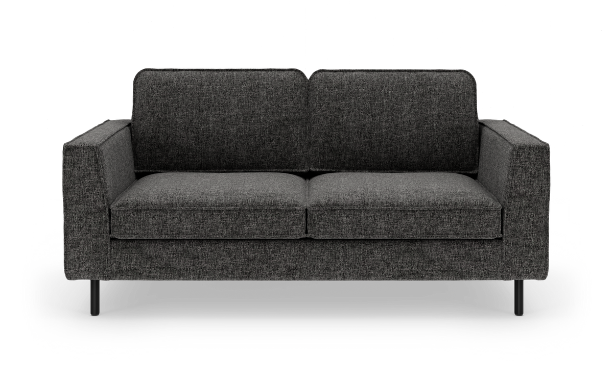 Mørkegrå, moderne 2‑personers sofa med lige armlæn og slanke ben i sort metal, frilagt på hvid baggrund.