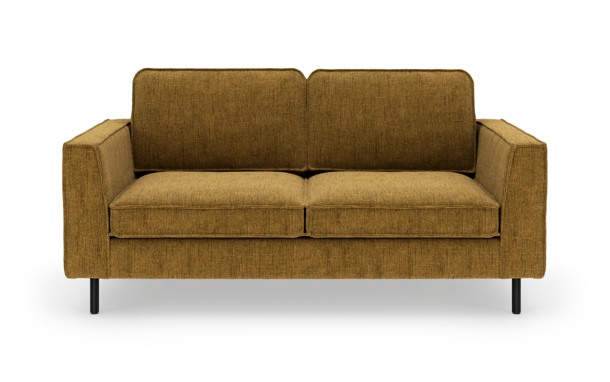 Okkergul 2-personers sofa med lige armlæn og sorte ben, frilagt på hvid baggrund.