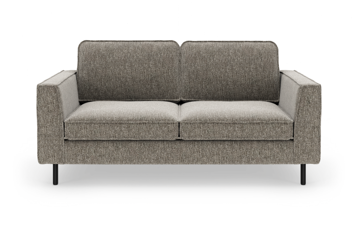Moderne 2-personers sofa i gråbeige stof med lige armlæn og slanke sorte ben, frilagt på hvid baggrund.