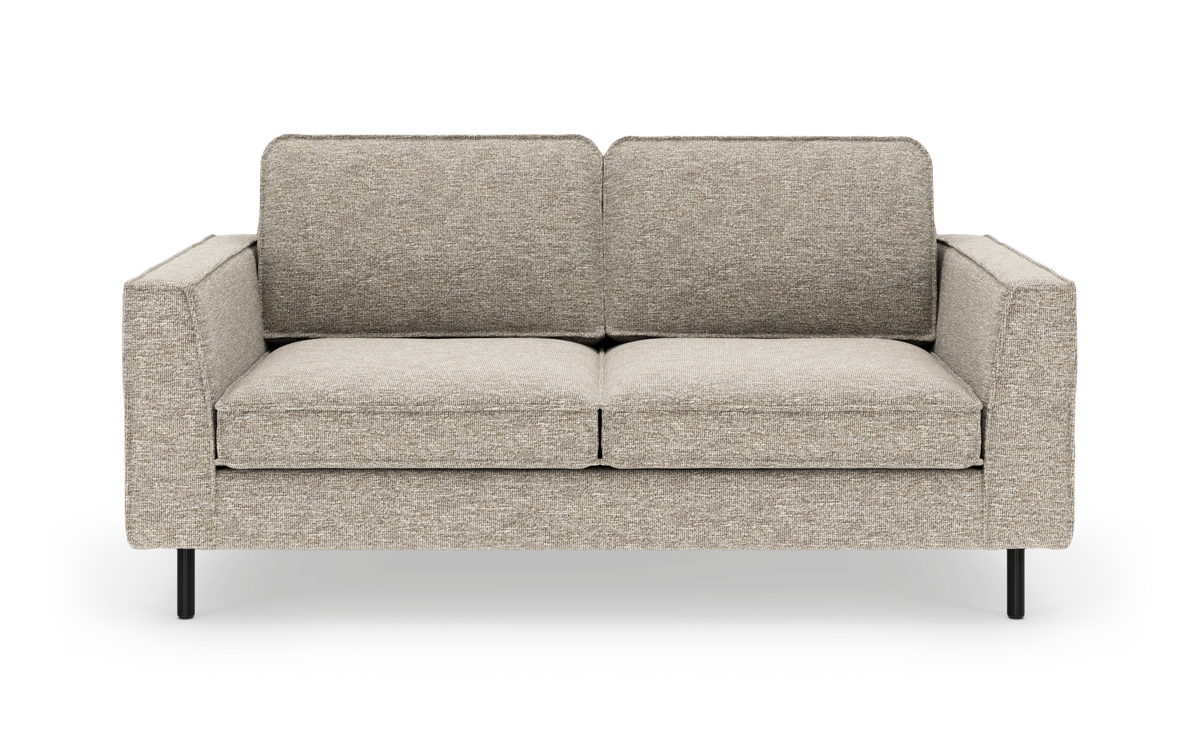 Beige 2-personers sofa med lige armlæn og sorte metalben, set forfra på fritlagt hvid baggrund.