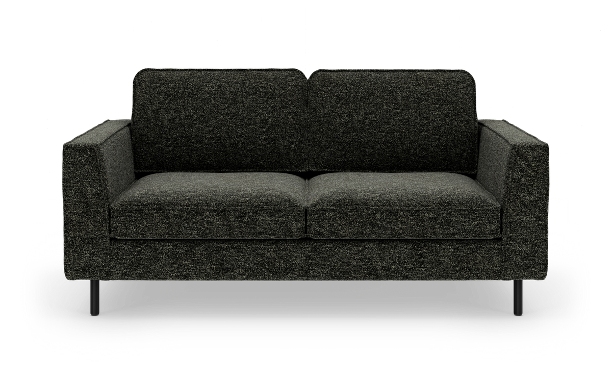 Mørkegrå 2-personers sofa med lige armlæn og slanke sorte ben, set forfra.