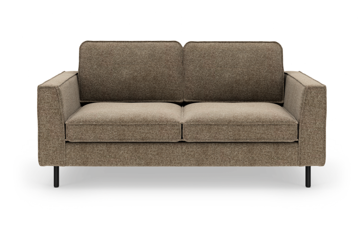 Brun 2-personers stofsofa med lige armlæn og sorte metalben, frilagt på hvid baggrund.