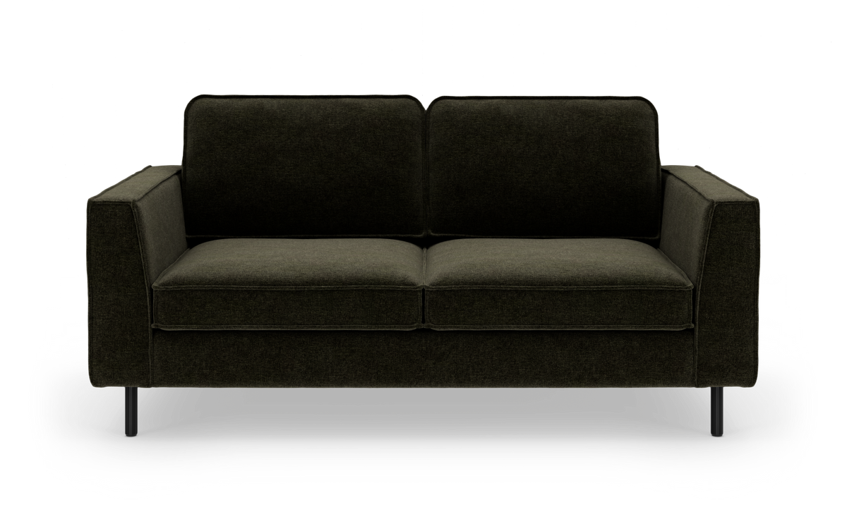 Mørkegrøn 2-personers sofa med lige armlæn og slanke sorte metalben, frontvisning i studie.