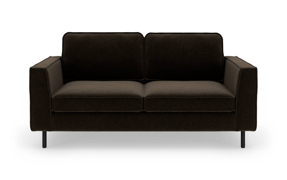 Mørkebrun moderne sofas i stof med to sæde- og ryghynder, lige armlæn og slanke sorte ben, fritlagt på hvid baggrund.