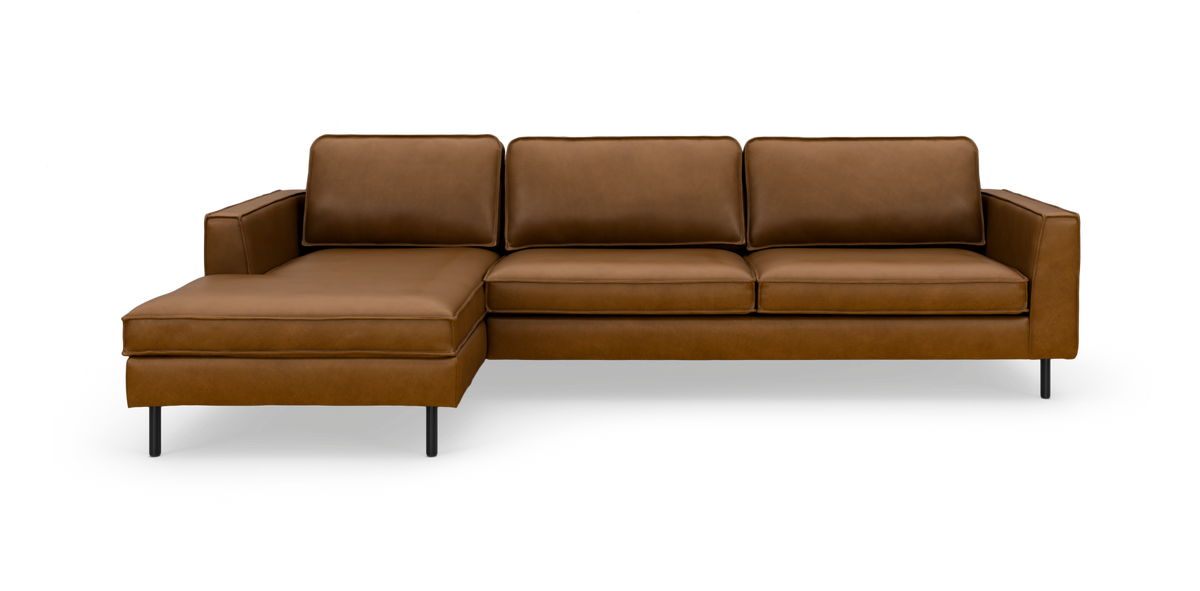 Brun læderhjørnesofa med venstrevendt chaiselong på slanke sorte ben, set forfra.