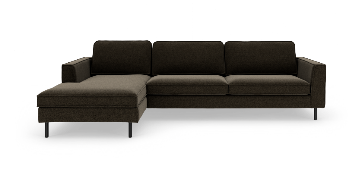 Mørkebrun hjørnesofa med venstre chaiselong og slanke sorte ben, isoleret på hvid baggrund.