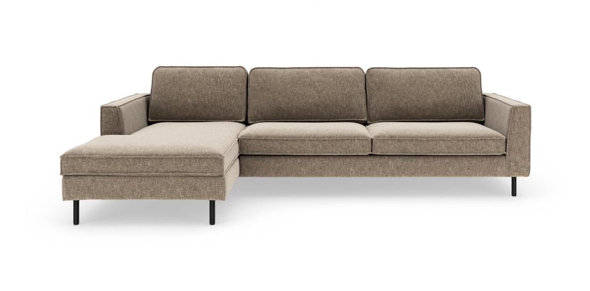 Beige modulsofa med venstrevendt chaiselong, slanke sorte ben, frilagt på hvid baggrund.