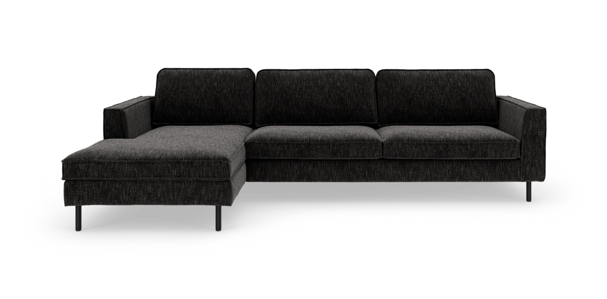 Mørkegrå hjørnesofa med venstrevendt chaiselong og slanke sorte ben.