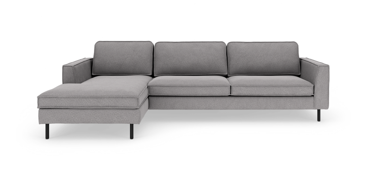 Grå hjørnesofa med venstrevendt chaiselong i stof, rene linjer og sorte ben.