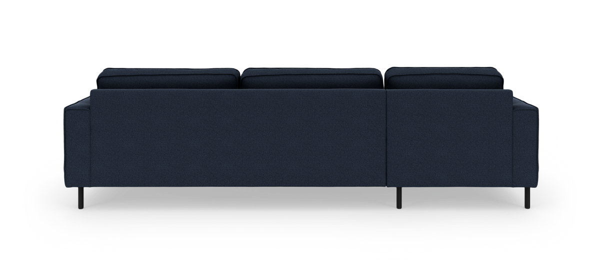 Mørkeblå tresæders sofa set bagfra, fritlagt produktfoto med sorte ben.