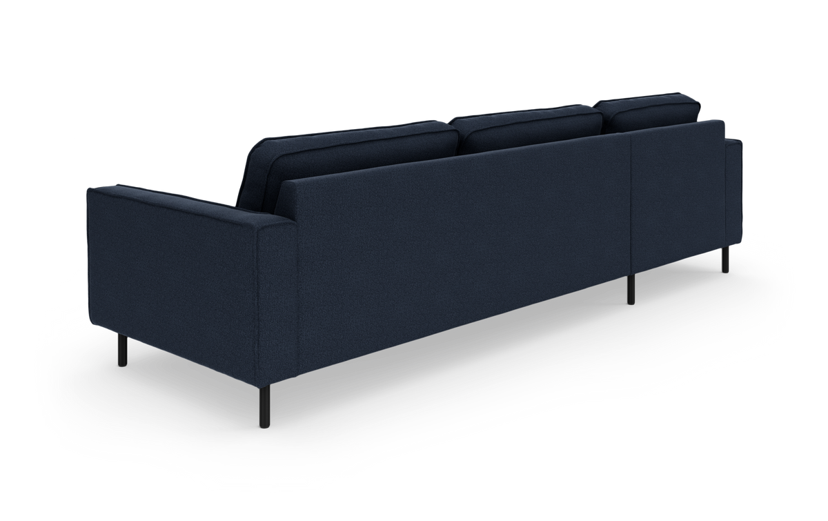 Mørkeblå sofa set bagfra i vinkel, isoleret på hvid baggrund.
