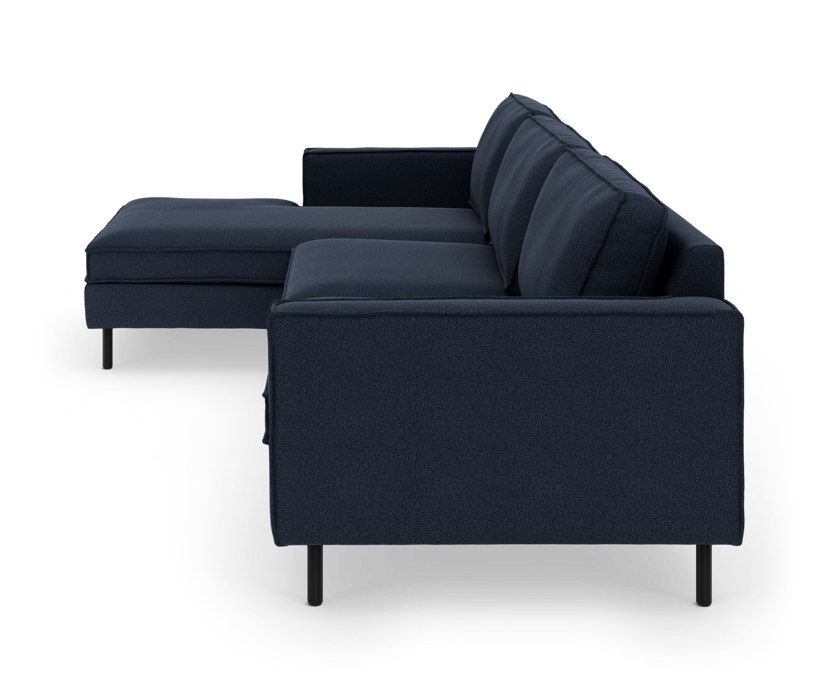 Mørkeblå hjørnesofa med venstrevendt chaiselong og sorte metalben, frilagt på hvid baggrund, sidevisning.