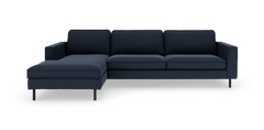 Mørkeblå modulsofa med venstrevendt chaiselong, moderne design på sorte ben, fritlagt på hvid baggrund.