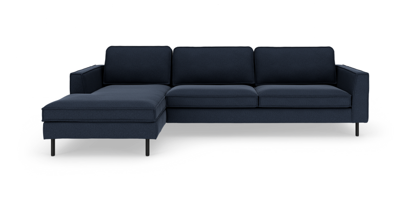 Mørkeblå modulsofa med venstrevendt chaiselong, moderne design på sorte ben, fritlagt på hvid baggrund._ps