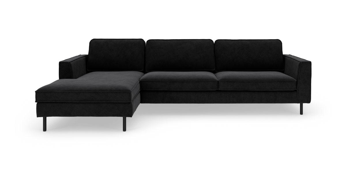 Sort modulsofa med venstre chaiselong, frilagt på hvid baggrund.