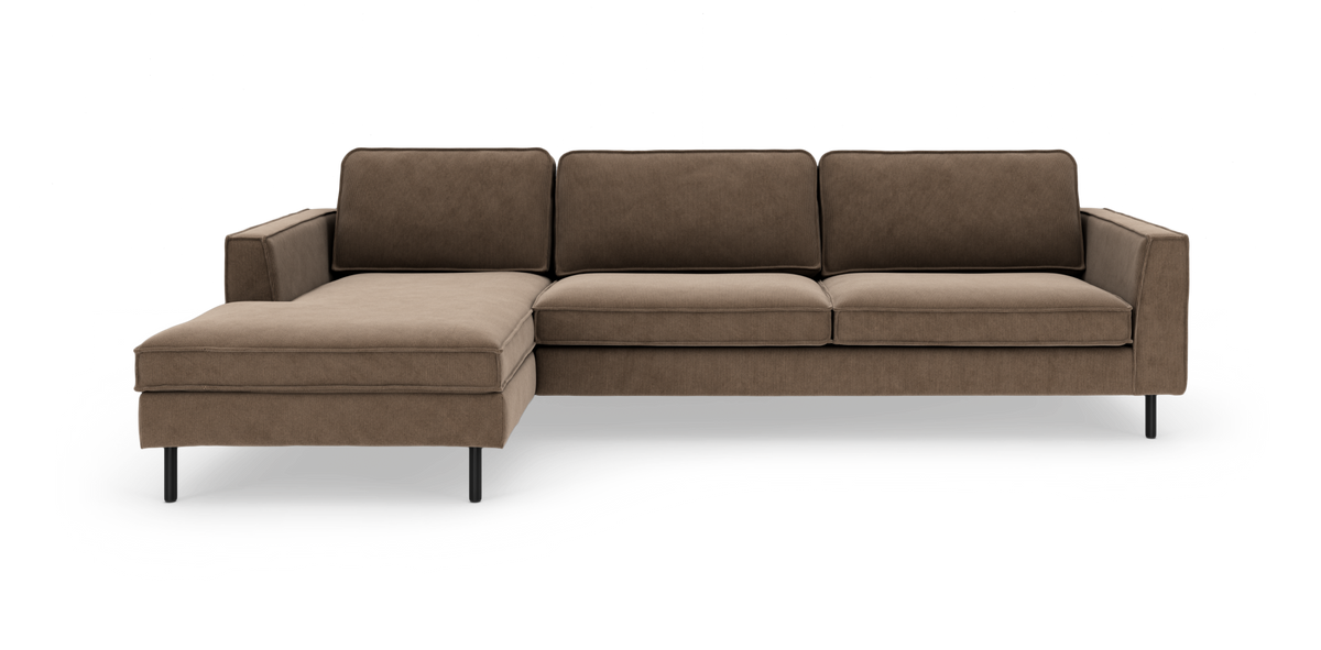 Brun venstrevendt hjørnesofa med chaiselong i moderne design med slanke sorte ben.