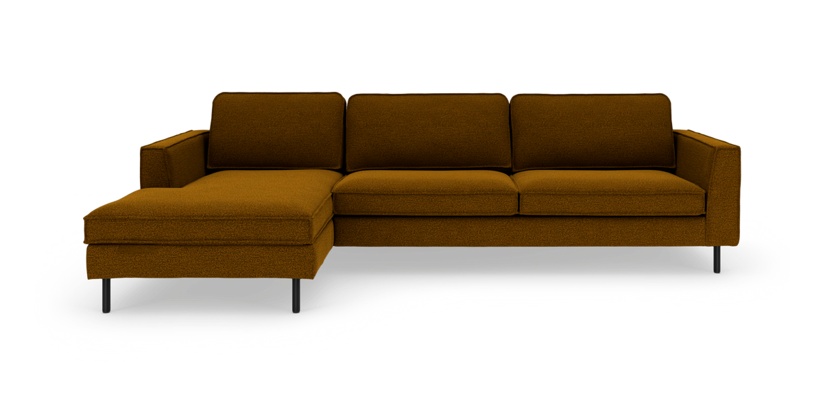 Sennepsgul hjørnesofa med venstrevendt chaiselong og sorte ben, frilagt på hvid baggrund.