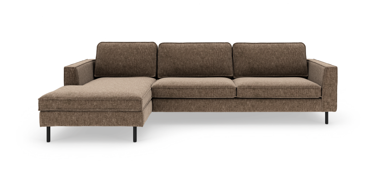 Brun 3-personers hjørnesofa med venstrevendt chaiselong og slanke sorte ben, set forfra på hvid baggrund.