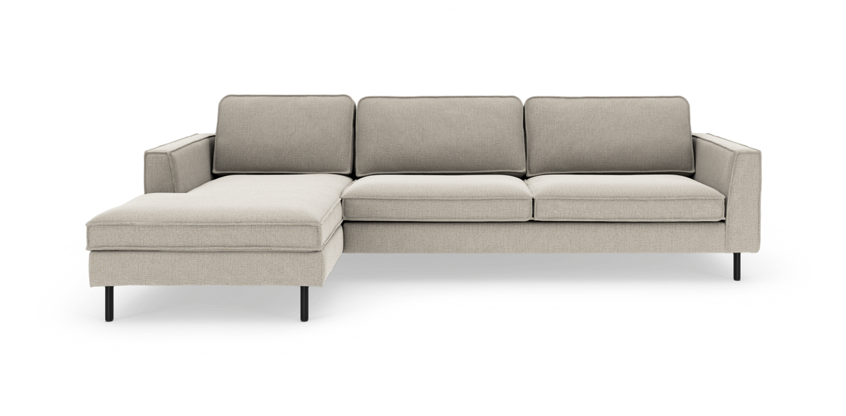 Beige L-formet modulsofa med venstrevendt chaiselong, slanke sorte ben og lige armlæn, frilagt på hvid baggrund.