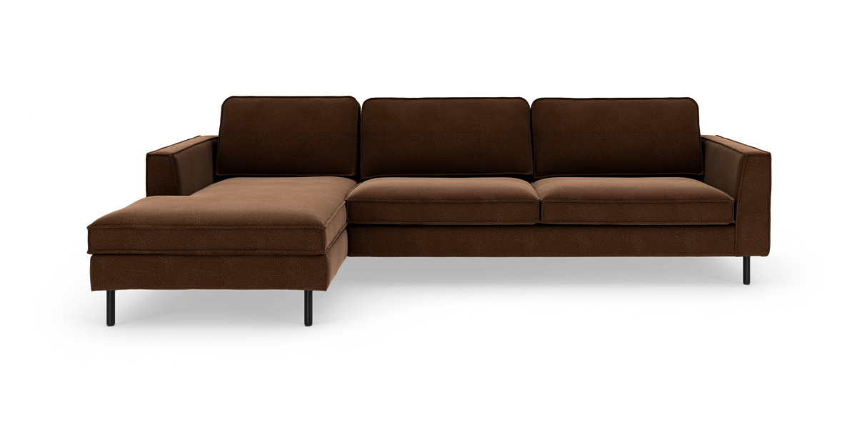 Brun modulsofa med venstrevendt chaiselong og slanke sorte ben, frilagt på hvid baggrund.